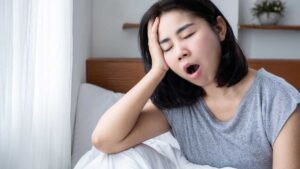Woman yawning – poor sleep connected to gut imbalance and fatigue