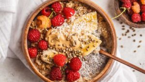 Healthy gut-friendly breakfast bowl with oats, berries, and chia seeds – best breakfast foods for gut health with prebiotics and probiotics.