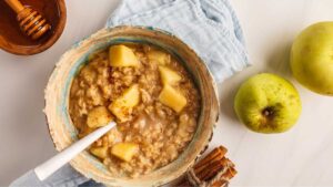 Warm oatmeal bowl topped with turmeric and cinnamon, a gut-healing breakfast rich in fiber and anti-inflammatory spices.