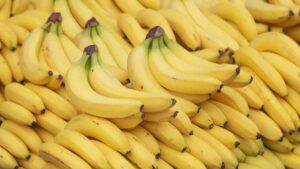 Bananas are rich in soluble fiber and prebiotics