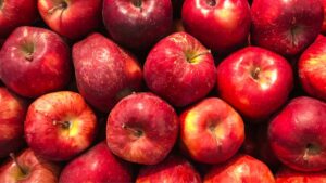 Fresh red apples on a wooden table – rich in pectin and fiber for gut health